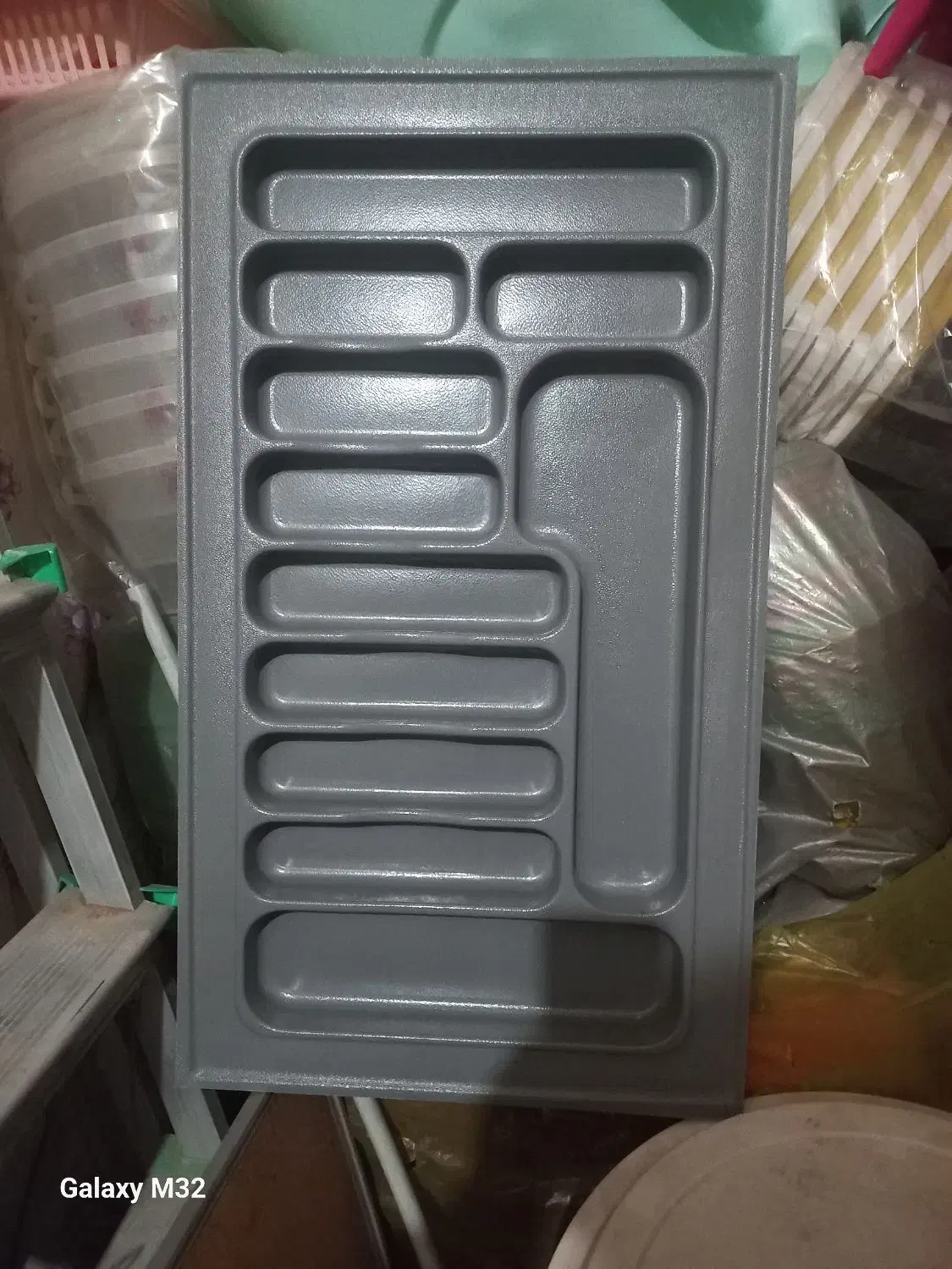 یک عدد جاقاشقی طوسی رنگ کابینتی درحدآک|آب‌چکان و نظم‌دهنده ظروف|قم, شاه سید علی|دیوار