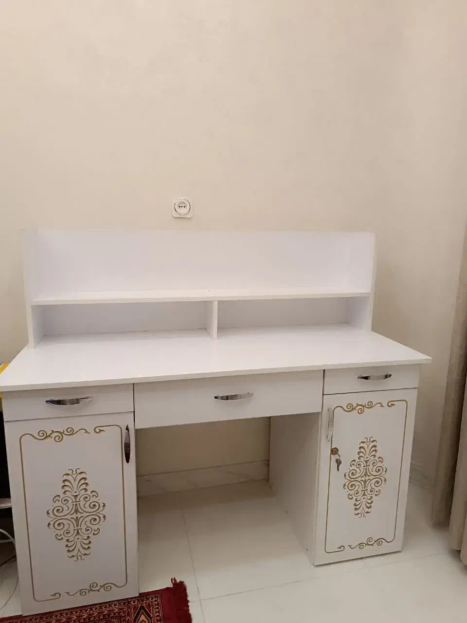 میز تحریر سالم وزیبا بدون خط وخش|میز تحریر و کامپیوتر|ملایر, |دیوار