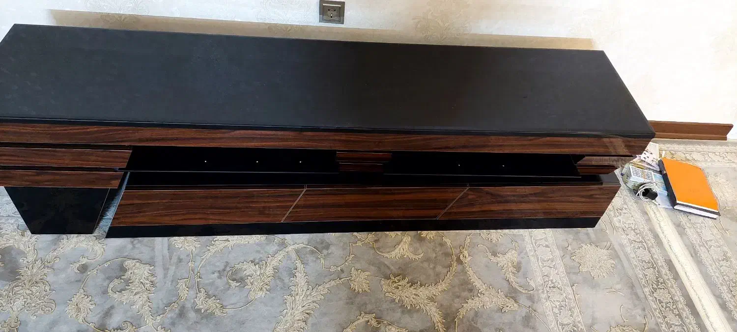 میز تلوزیون بسیار زیبا و کلاسیک|میز تلویزیون|قم, قلعه کامکار|دیوار