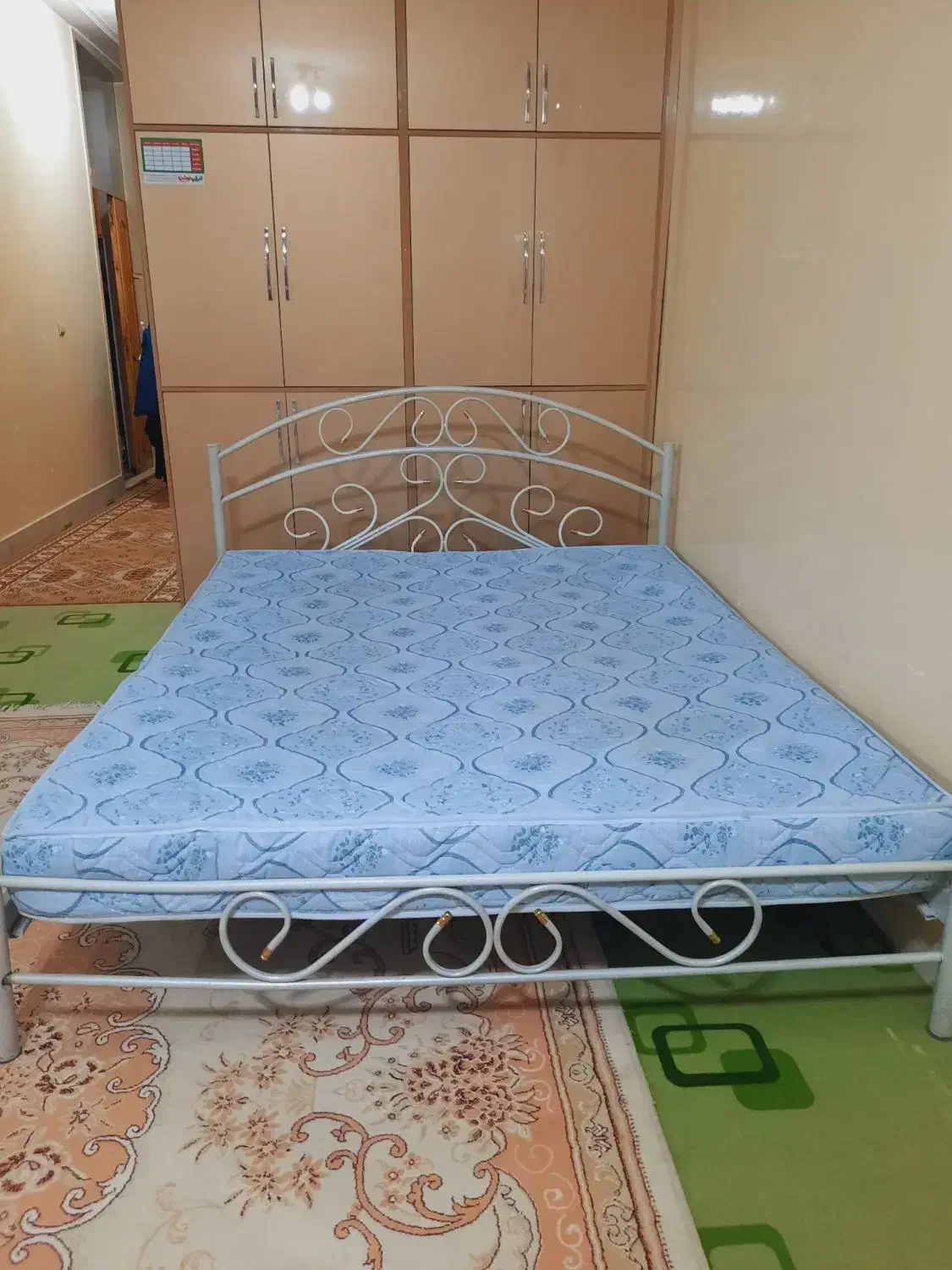 تخت چکشی فر فوژه دو نفره همراه تشک ومیز آرایش|تخت و سرویس خواب|خمینی‌شهر, |دیوار