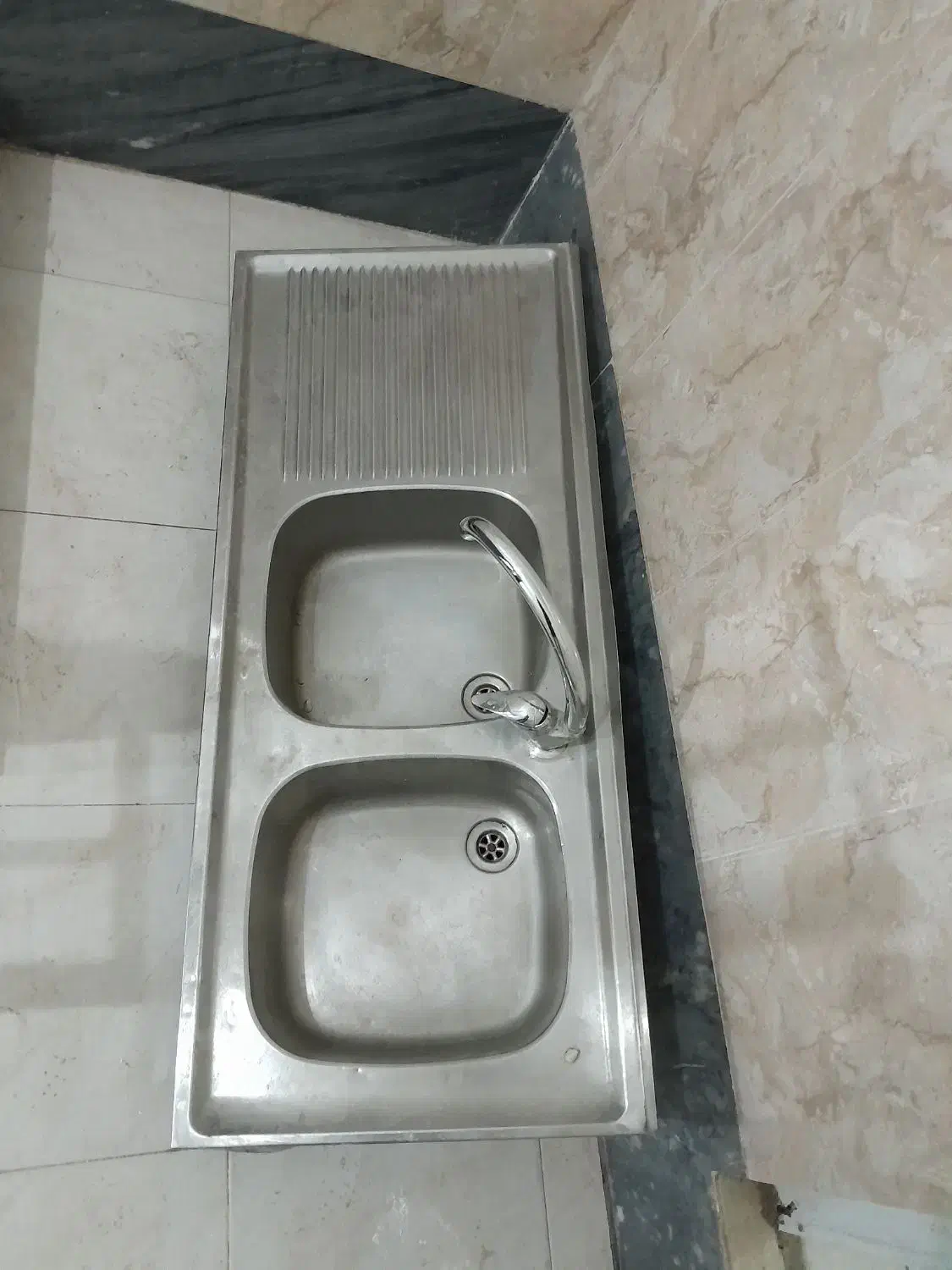 سینک دو قلو|آب‌چکان و نظم‌دهنده ظروف|قم, قلعه کامکار|دیوار