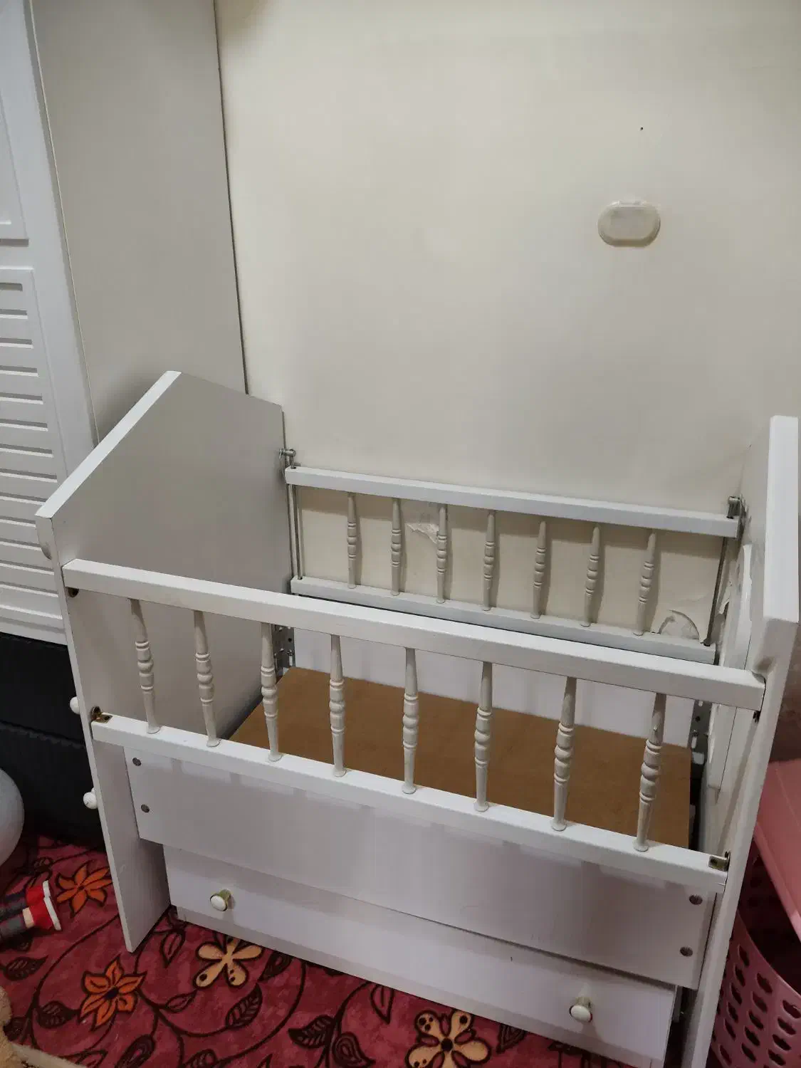 تخت نوزاد بسیار تمیز|تخت و سرویس خواب|باغستان, |دیوار