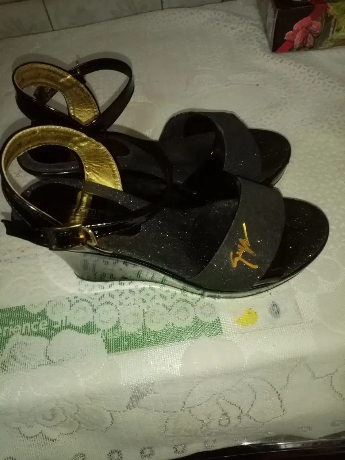 کفش|کیف، کفش، کمربند|بشاریات, |دیوار