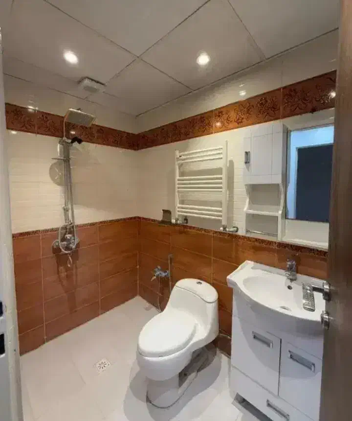 آپارتمان ۱۲۰م/ فول امکانات / کم سن / غرق نور