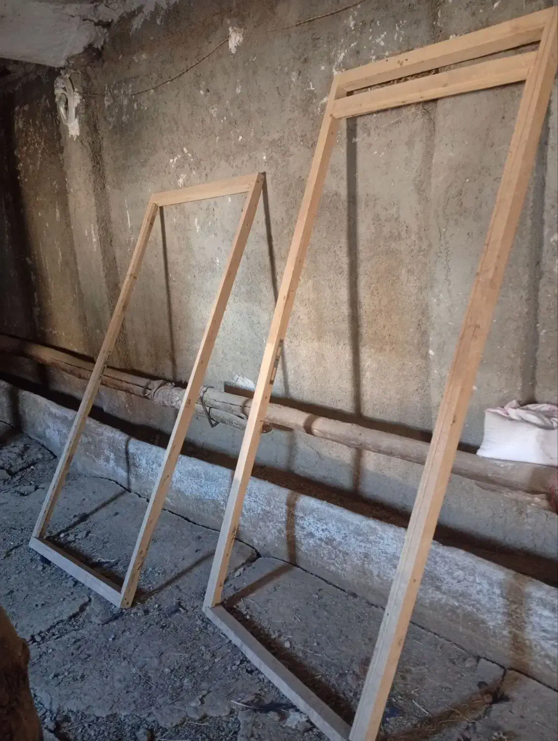 در اتاق چوبی با کلاف و ۱۳عدد جعبه|مصالح و تجهیزات ساختمان|چهاردولی, |دیوار