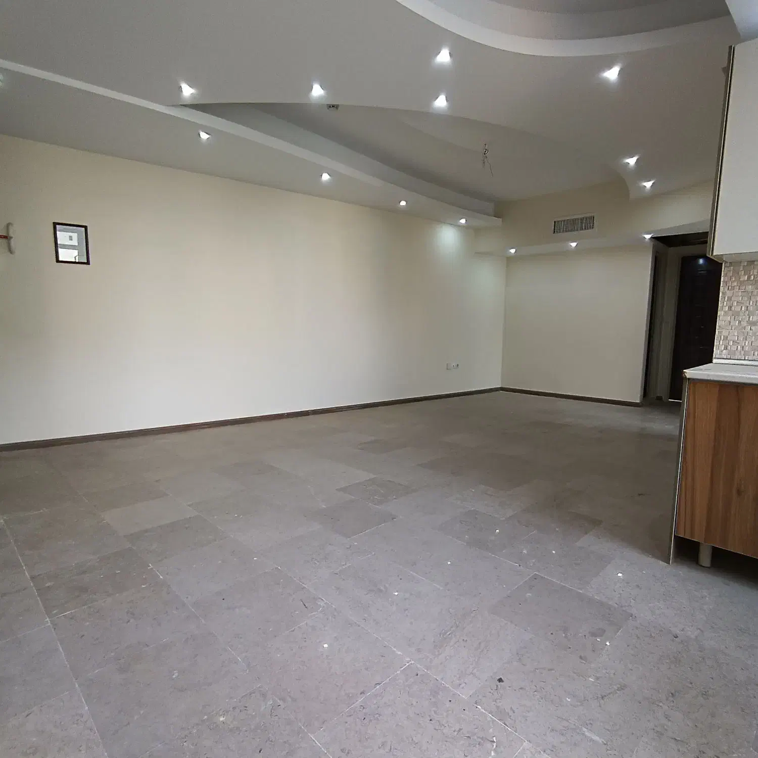 ۸۵ متر/دو خواب/فول امکانات/غرق نور/طرشت گلاب