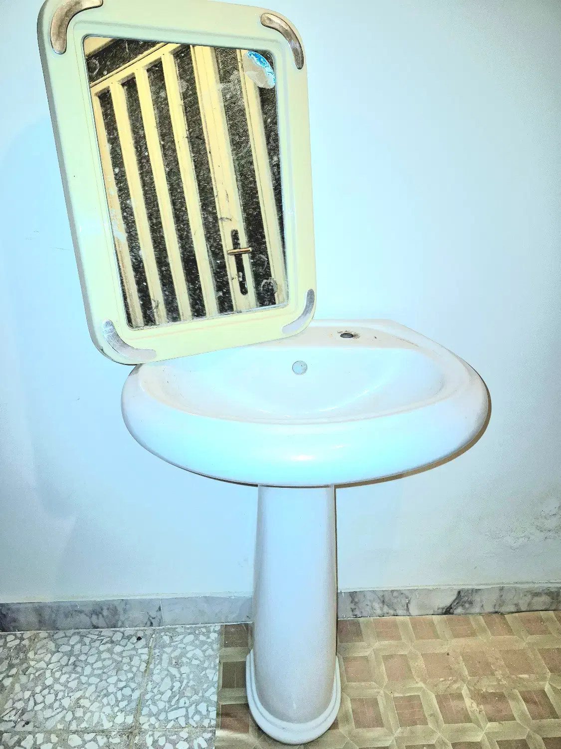 روشویی ۵۰×۵۵ همراه با آیینه|لوازم سرویس بهداشتی|کرمانشاه, |دیوار