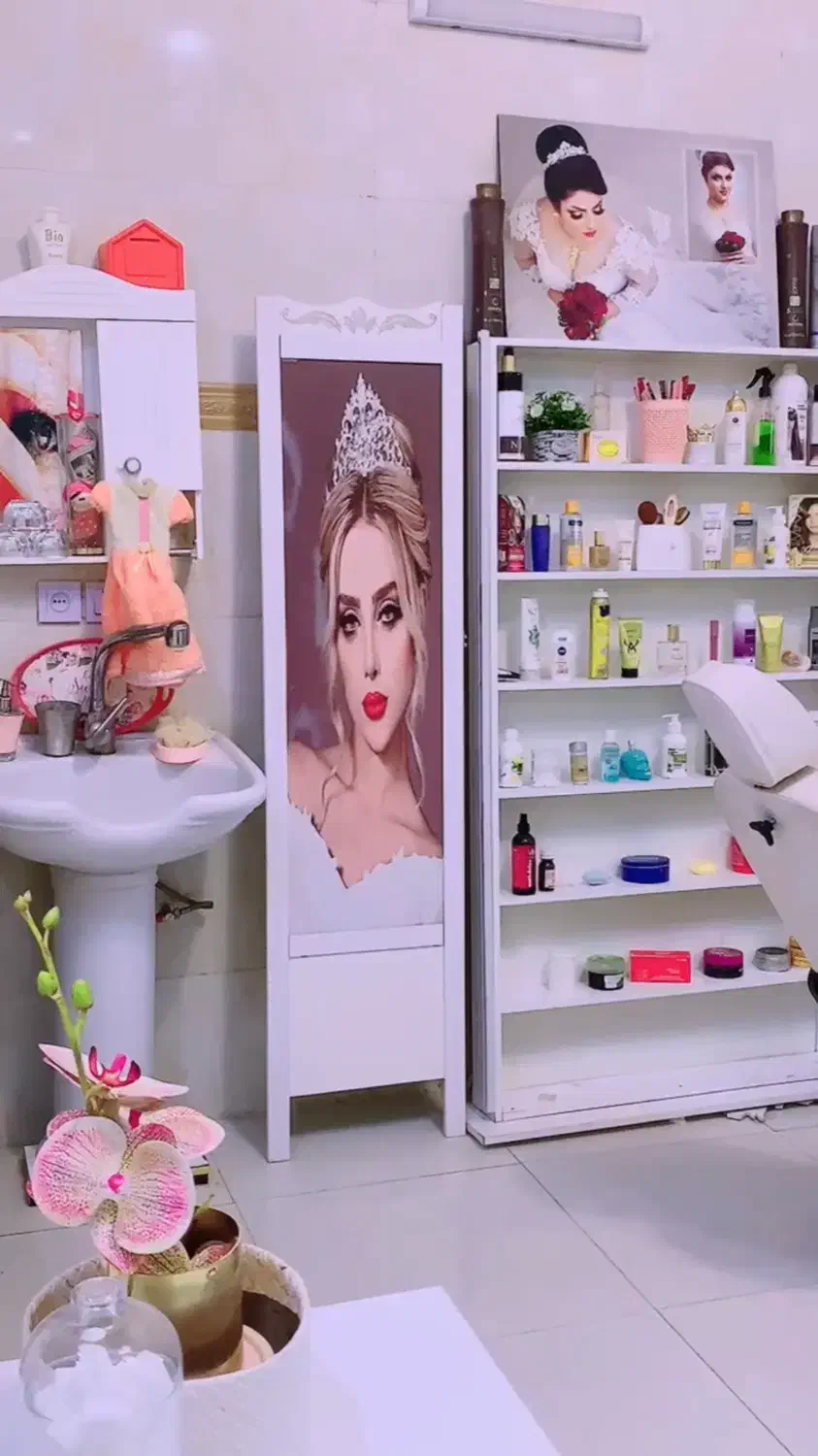 واگذاری کلیه لوازم ارایشگاه بسیارشیک سفیدطلایی|آرایشگاه و سالن‌های زیبایی|بافق, |دیوار