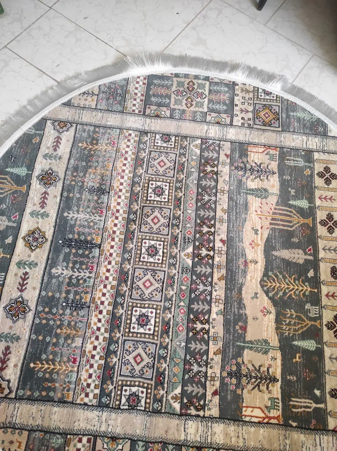 فرش گرد|فرش|شاهین‌شهر, نبوت|دیوار