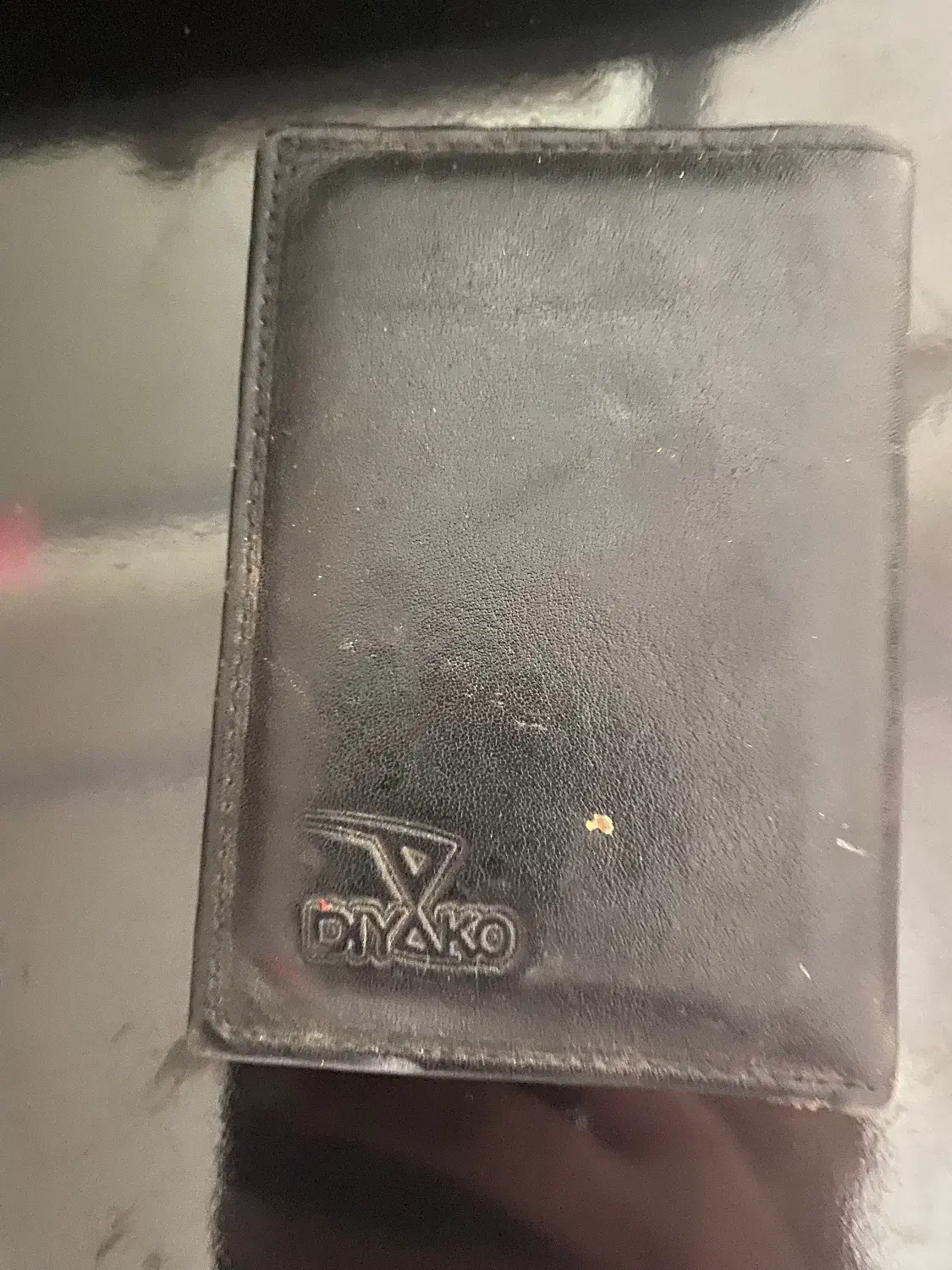 مدارک اهورا نگهدار|اشیا|رودهن, |دیوار