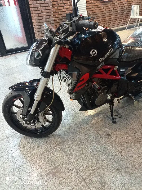 بنلی ۹۸بدون مشابه شرایطی|موتورسیکلت|پرند, فاز ۲|دیوار