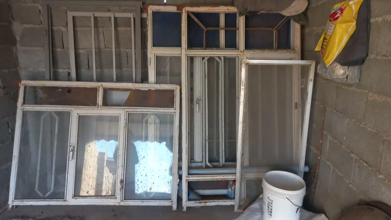 چوب گرد و پنجره اهنی|مصالح و تجهیزات ساختمان|گرمادوز, |دیوار