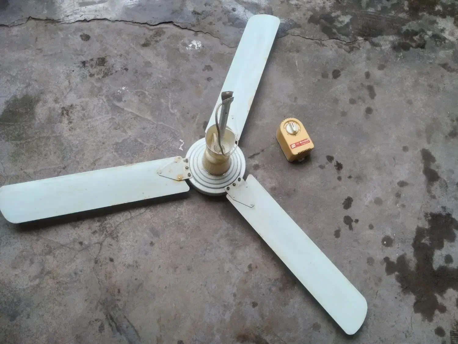 پنکه سقفی با پره و کلید دیواری|پنکه و تصفیهکنندهٔ هوا|رشت, جانبازان|دیوار