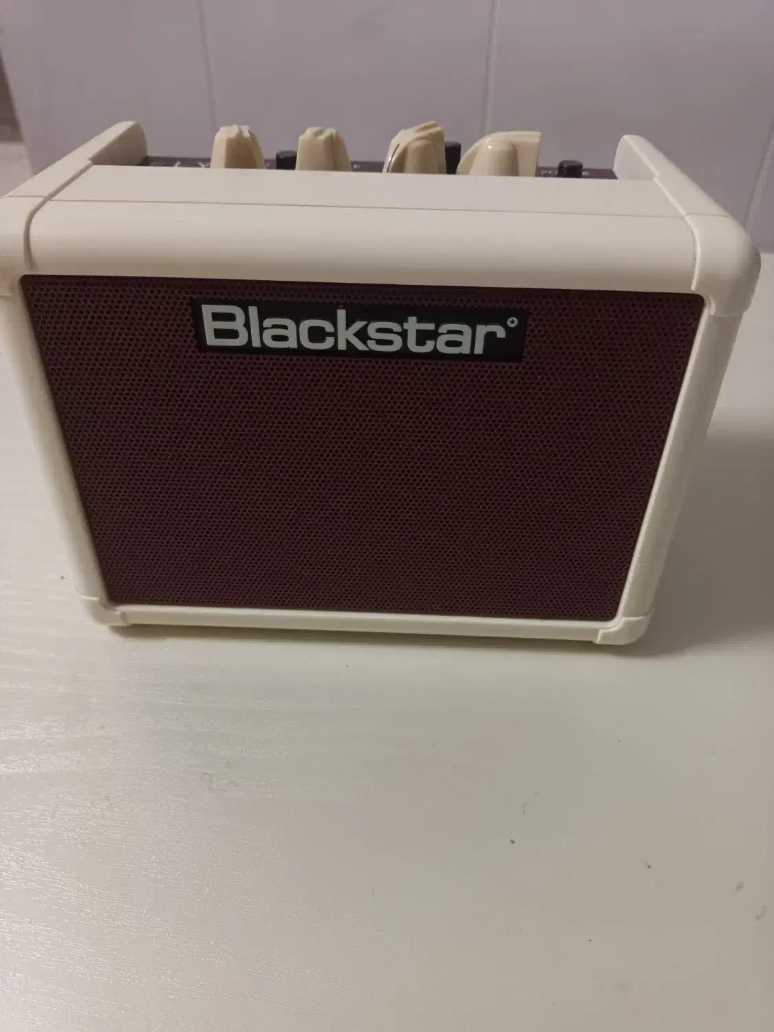 گیتار الکتریک و یک عدد امپ|گیتار، بیس، امپلیفایر|میاندوآب, |دیوار