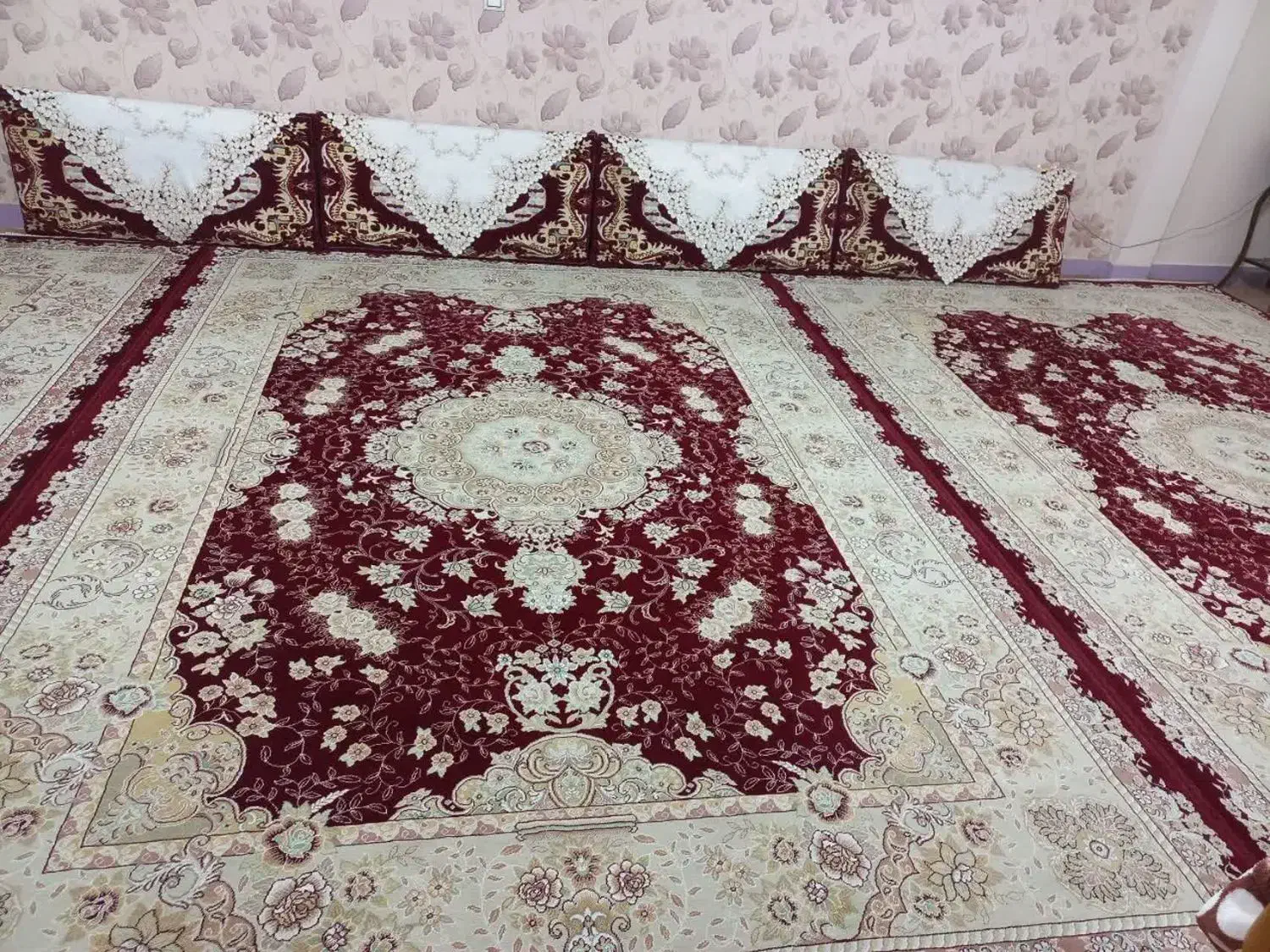 سه تخته فرش ۹ متری با ۴ عدد پشتی فوری فروشی|فرش|محمدشهر, سیدآباد|دیوار
