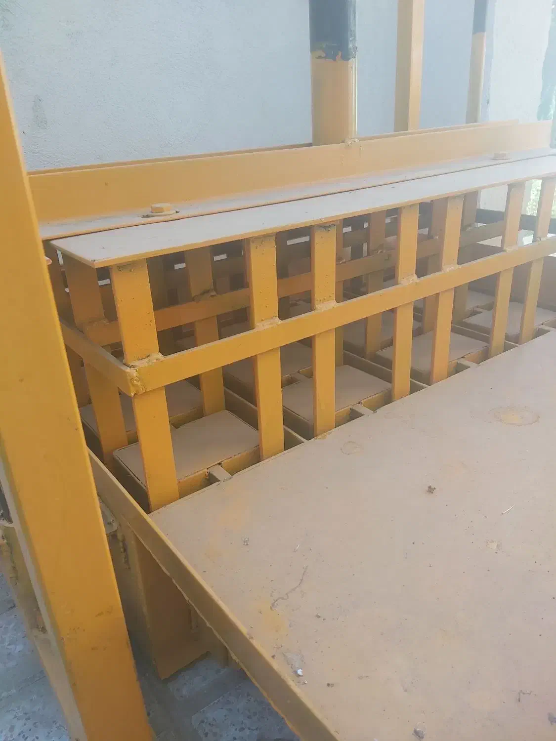 بلوک زن|ماشینآلات صنعتی|هرسین, |دیوار