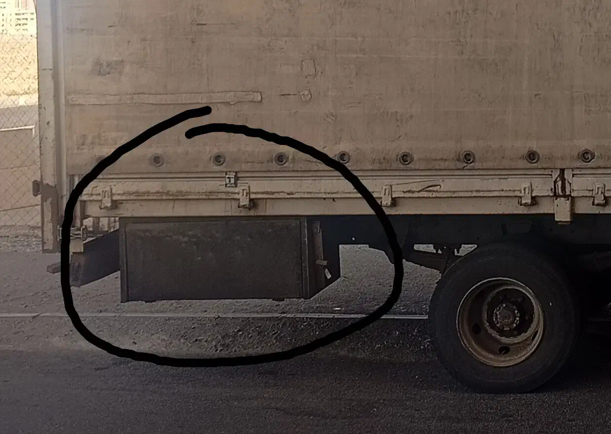 جعبه ابزار کامیون افتاده در صوفیان|اشیا|تبریز, |دیوار