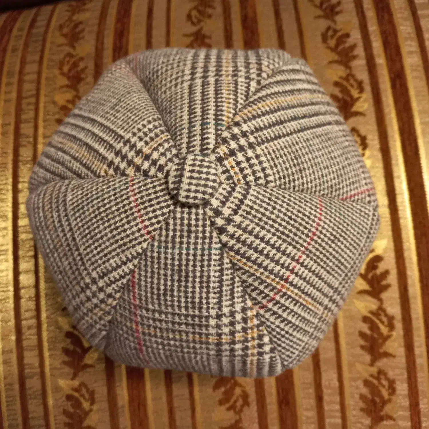 کلاه فرانسوی خورشیدی|لباس|اصفهان, باغ فردوس|دیوار