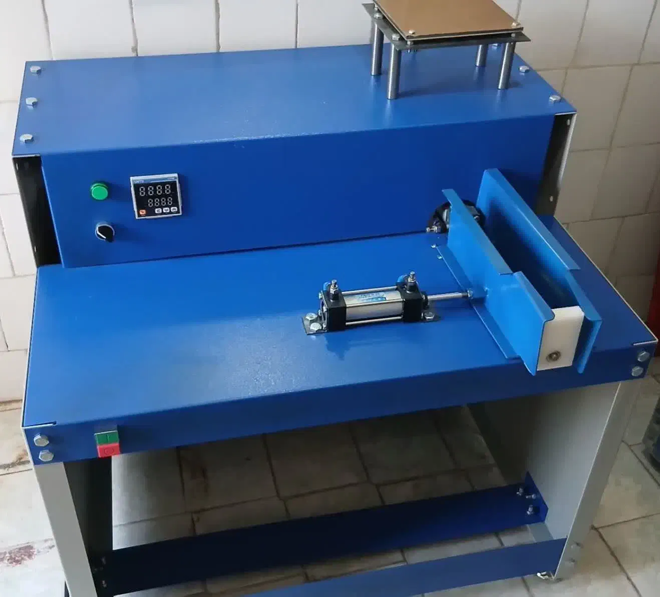 دستگاه رول به رول سه کاره|ماشینآلات صنعتی|رشت, لاکان|دیوار