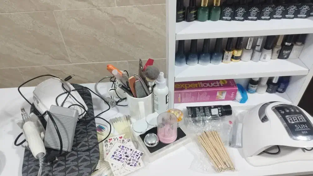 وسایل کاشت ناخن میز صندلی|آرایشی، بهداشتی، درمانی|کرمان, |دیوار