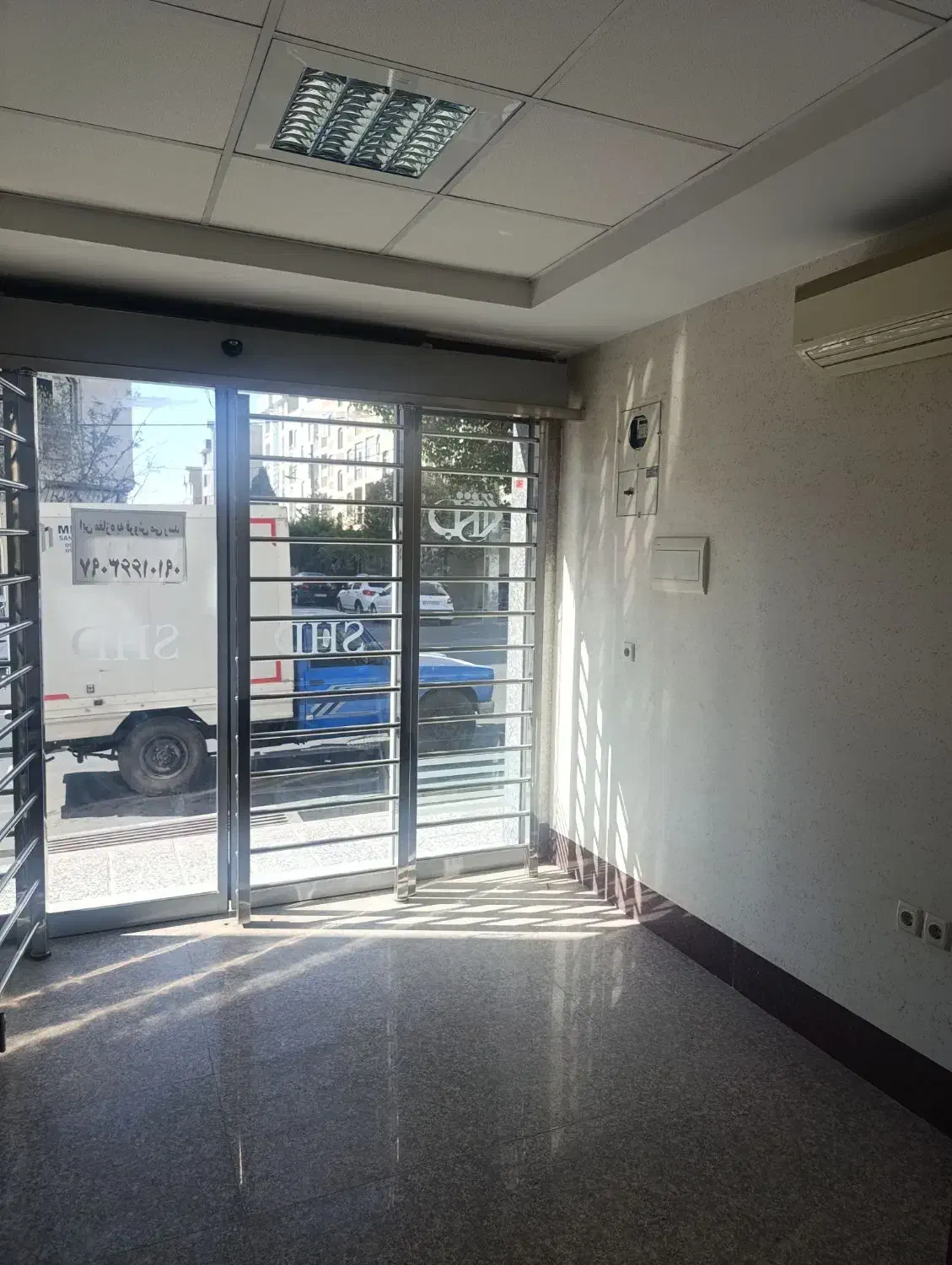 فروش مغازه ۲۱ متری بر خیابان در فردوس غرب|فروش مغازه و غرفه|تهران, فردوس|دیوار