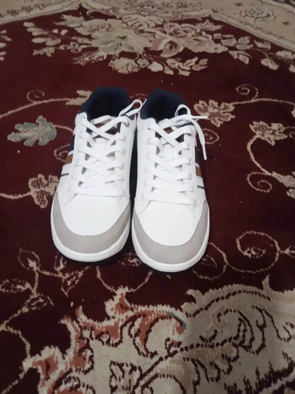 کتونی|کیف، کفش، کمربند|قنوات, |دیوار