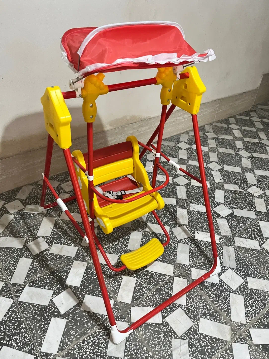 تاب ایستاده مهتاب|اسباب‌بازی بچه|قائم‌شهر, |دیوار