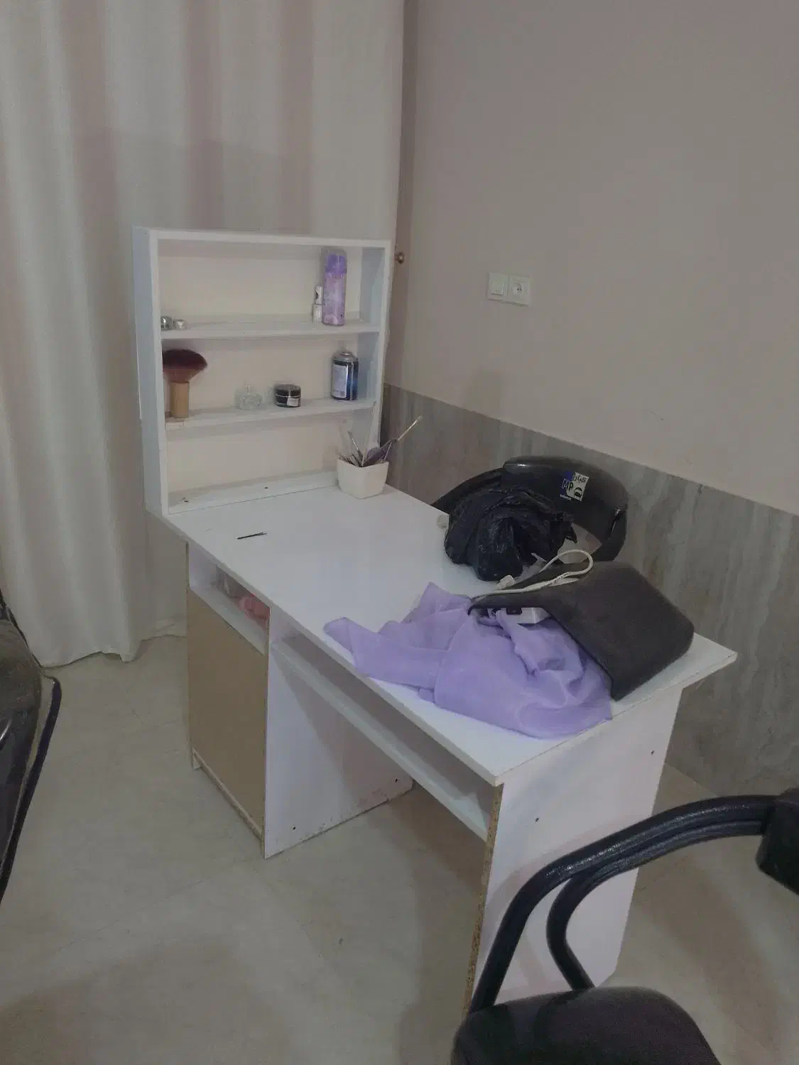 میز میکاپ کامل در حد نو به همراه میز ناخن کاری|آرایشگاه و سالن‌های زیبایی|تایباد, |دیوار