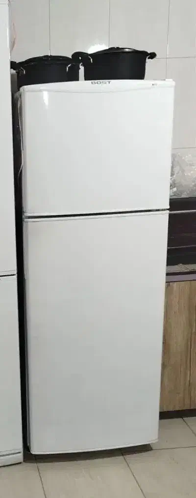 یک یخچال در حد نو|یخچال و فریزر|صحنه, |دیوار