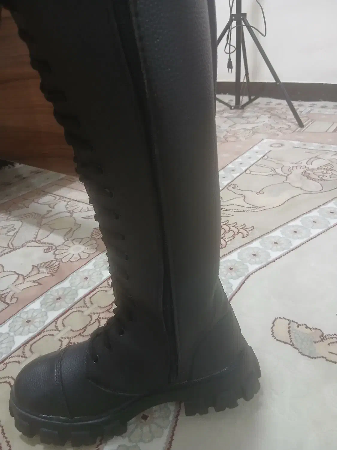 بوت بلند|کیف، کفش، کمربند|مسجد سلیمان, |دیوار