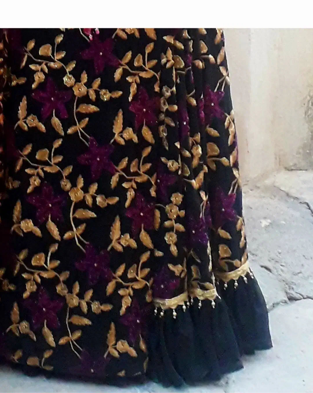 لباس  محلی  جرج  با  گل  های  بنفش  مخمل  ابریشم|لباس|یاسوج, |دیوار