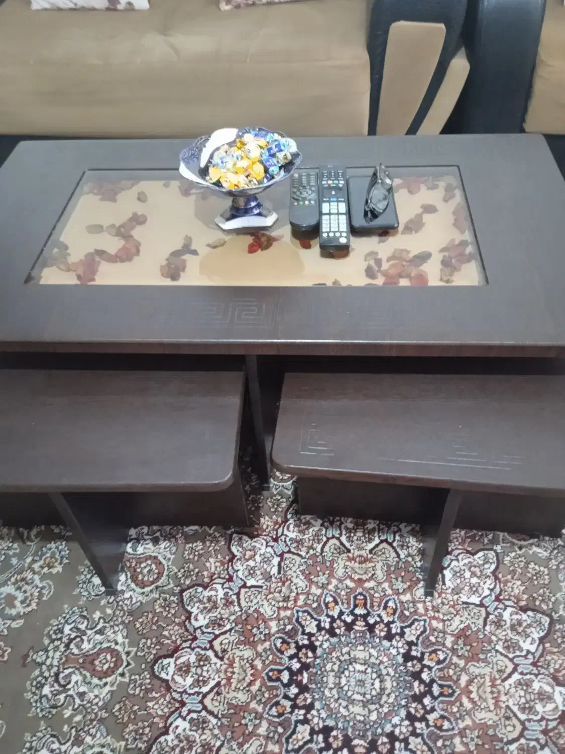 جلو مبلی یک میز بزرگ وچهار تا گوچک|مبلمان خانگی و میز عسلی|رشت, رودباری|دیوار