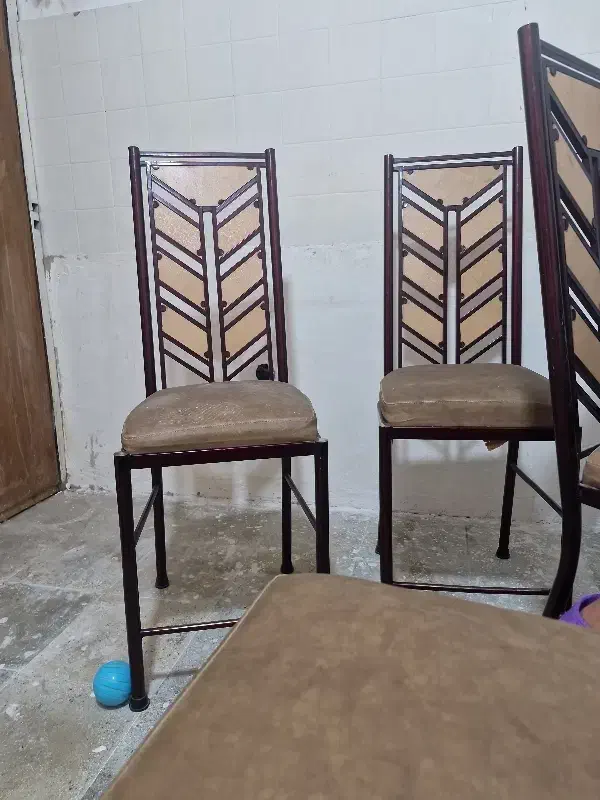 صندلی اهنی|صندلی و نیمکت|قم, باغ شازده|دیوار