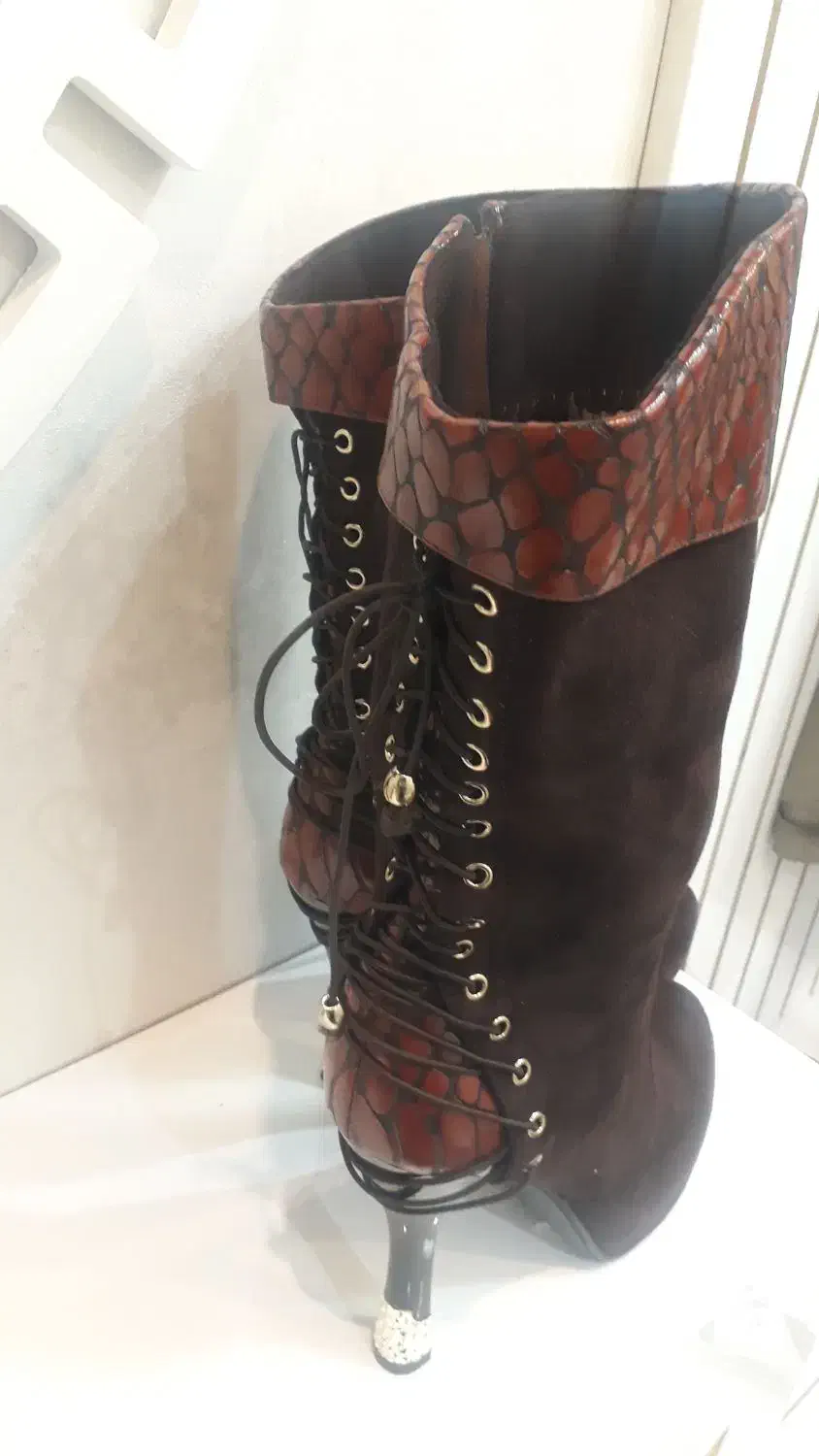 چکمه نونو|کیف، کفش، کمربند|اصفهان, بوستان ناژوان|دیوار