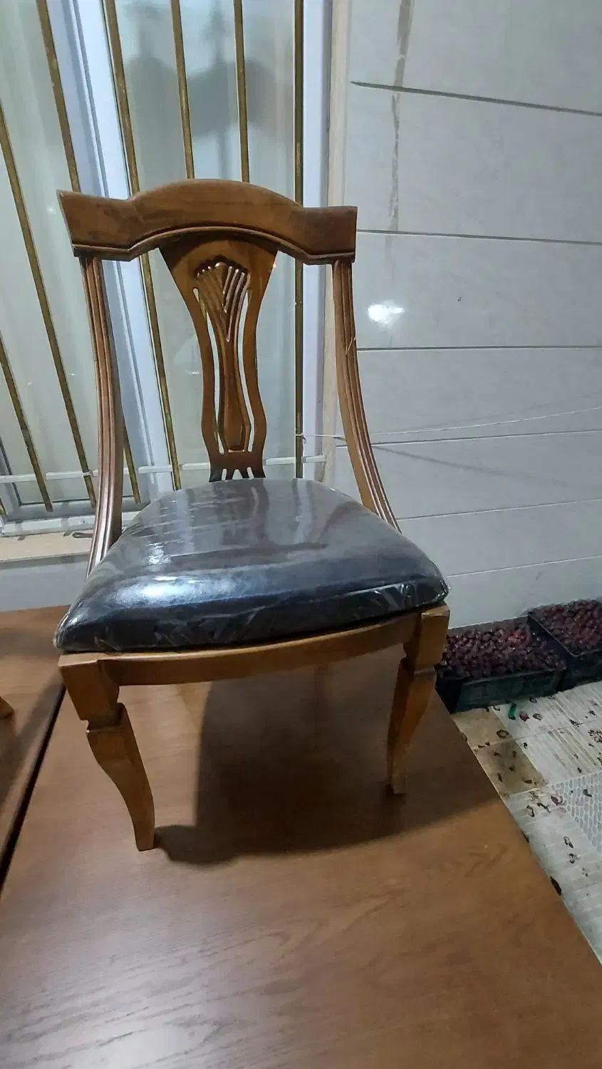 صندلی چوبی گیتاری|میز و صندلی غذاخوری|میانه, |دیوار