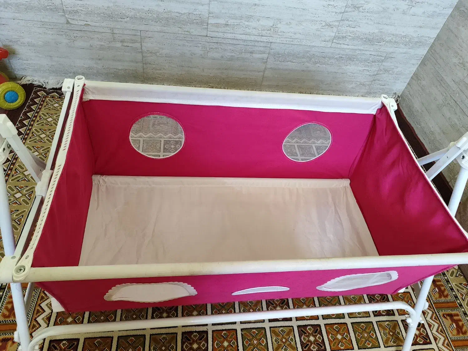 گهواره میلاد|تخت و صندلی بچه|شیراز, کوشک میدان|دیوار
