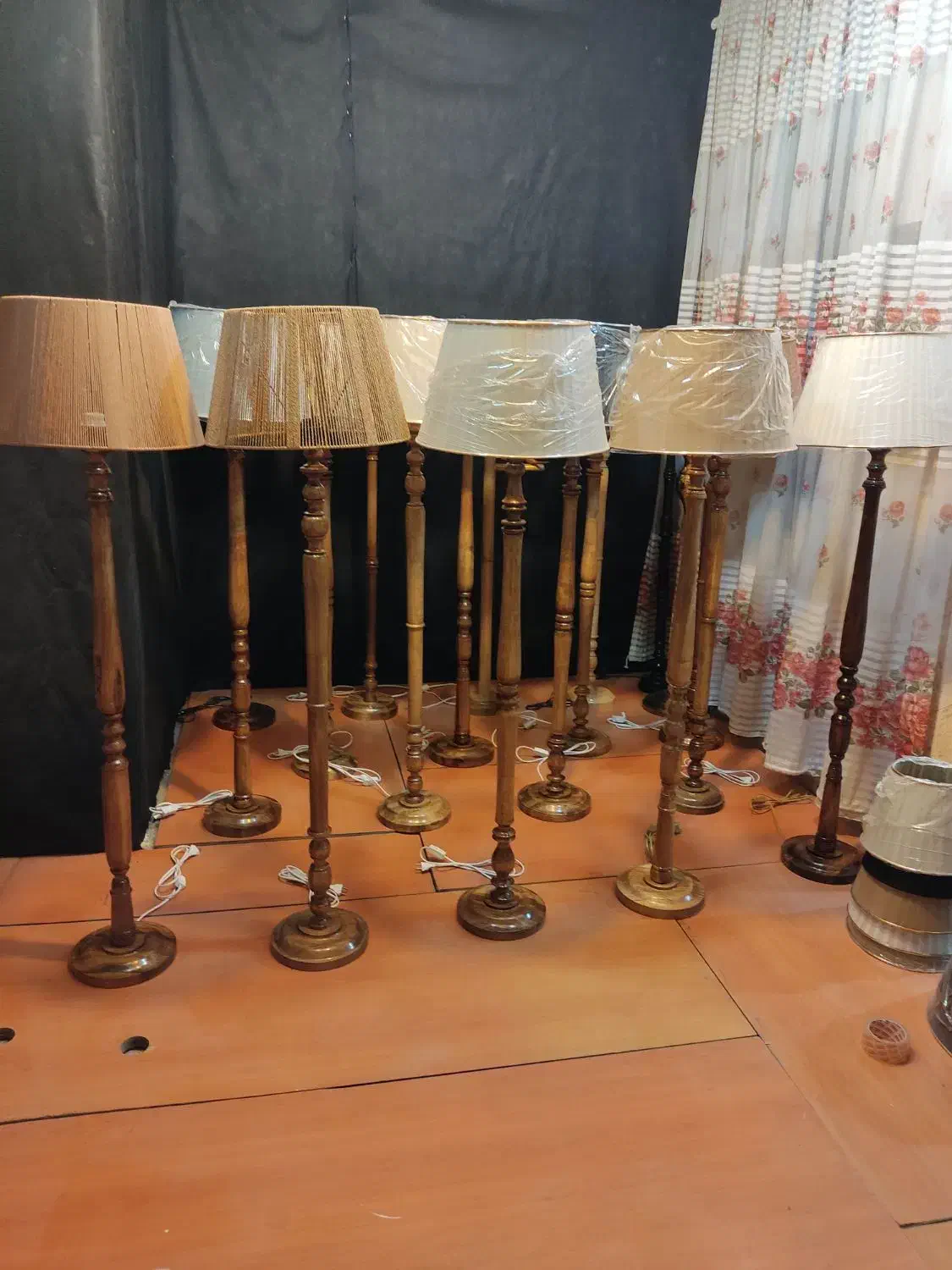 اباژور چوبی گردو خراطی کنار سالنی جدید شید رافیا|چراغ خواب و آباژور|مشهد, خین عرب|دیوار