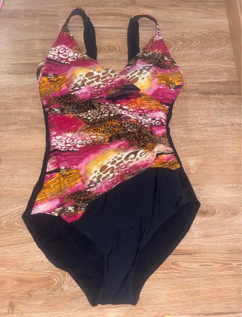 تعدادی مایوزنانه نو|غواصی و ورزشهای آبی|شیراز, باغ تخت|دیوار