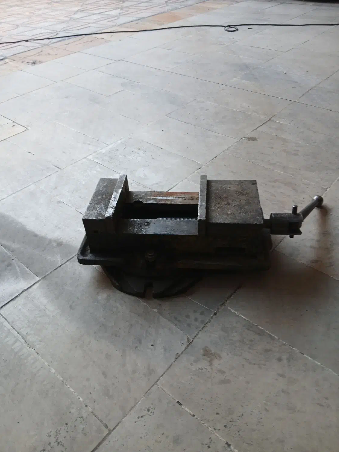 گیره سنگین تراشکاری قدیمی|ابزارآلات|اندیشه, شهرک کوثر|دیوار