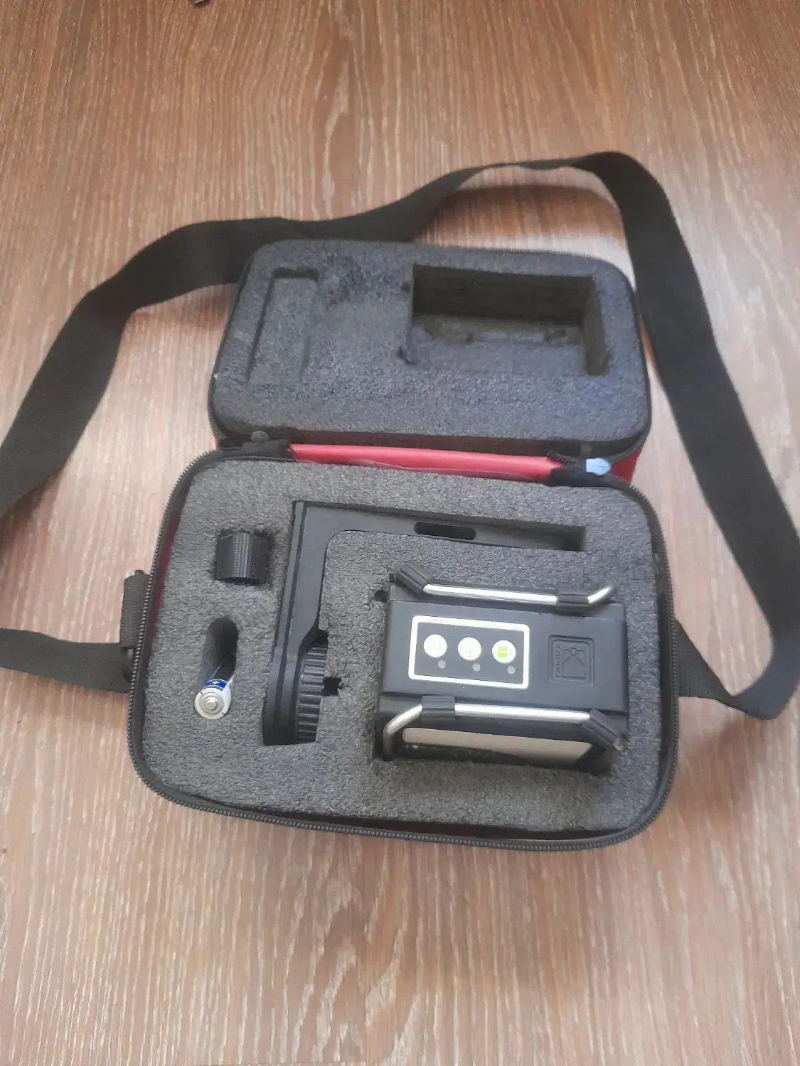 ترازلیزری|ابزارآلات|رباط‌کریم, رباط‌کریم|دیوار