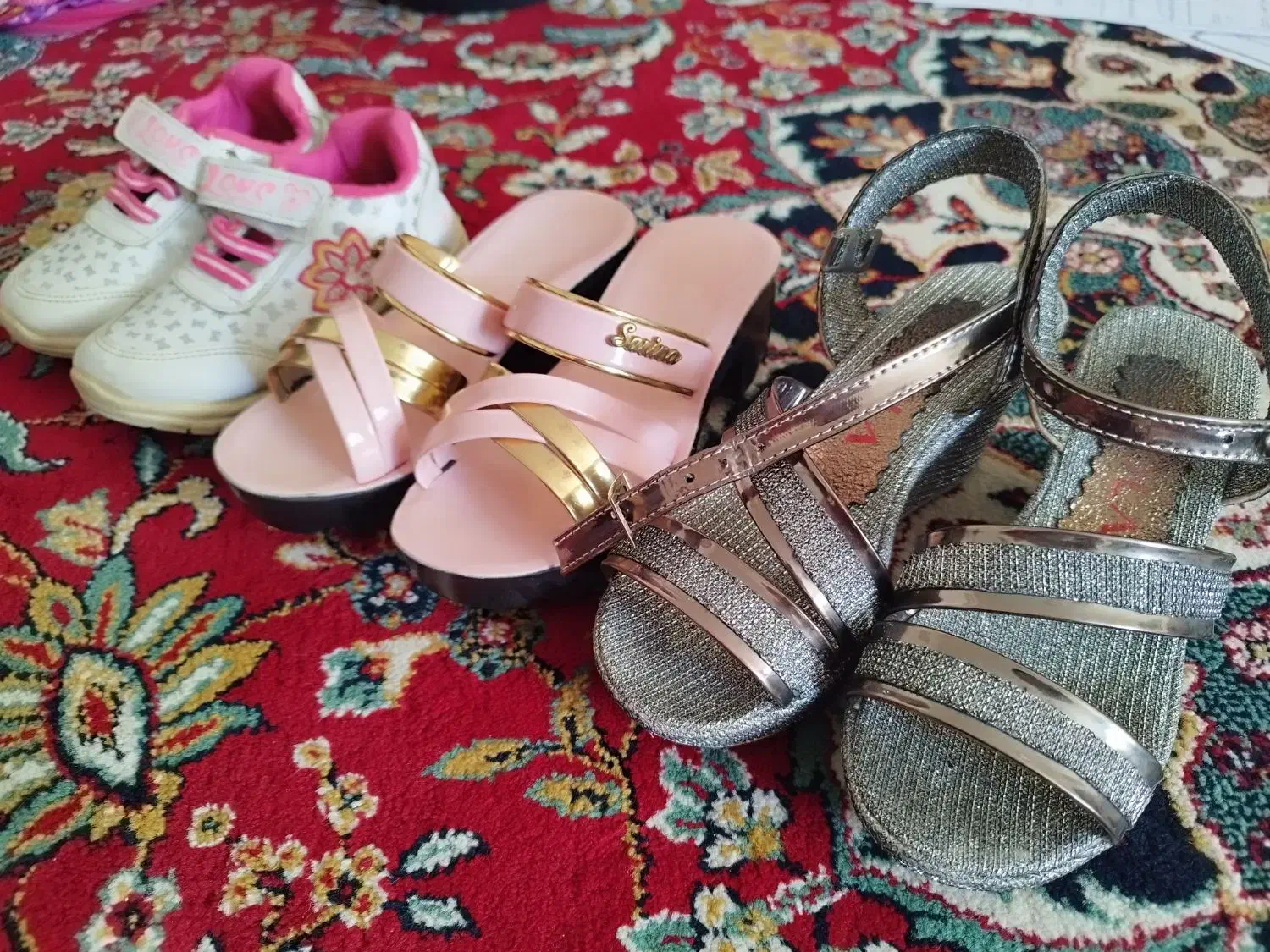 کفش|کیف، کفش، کمربند|خوی, |دیوار