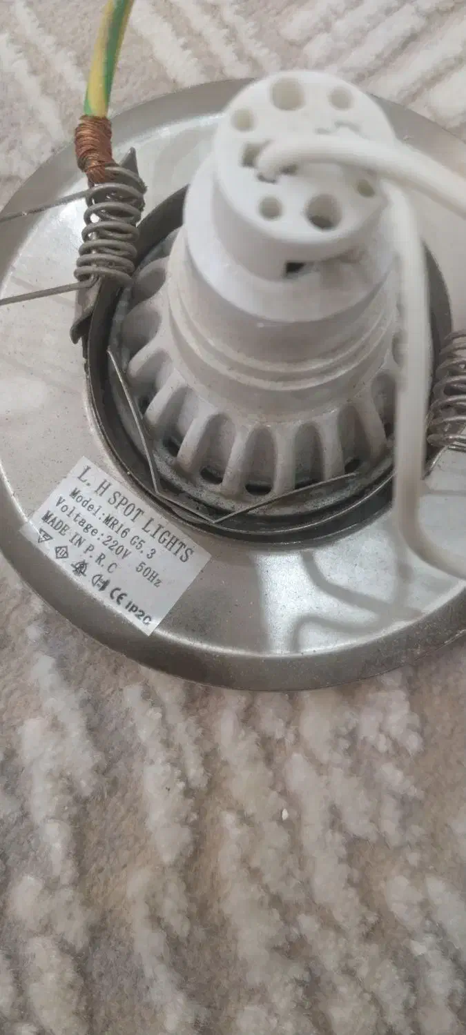 لامپ هالوژن با فریم فلزی|لامپ و چراغ|قم, شاه سید علی|دیوار