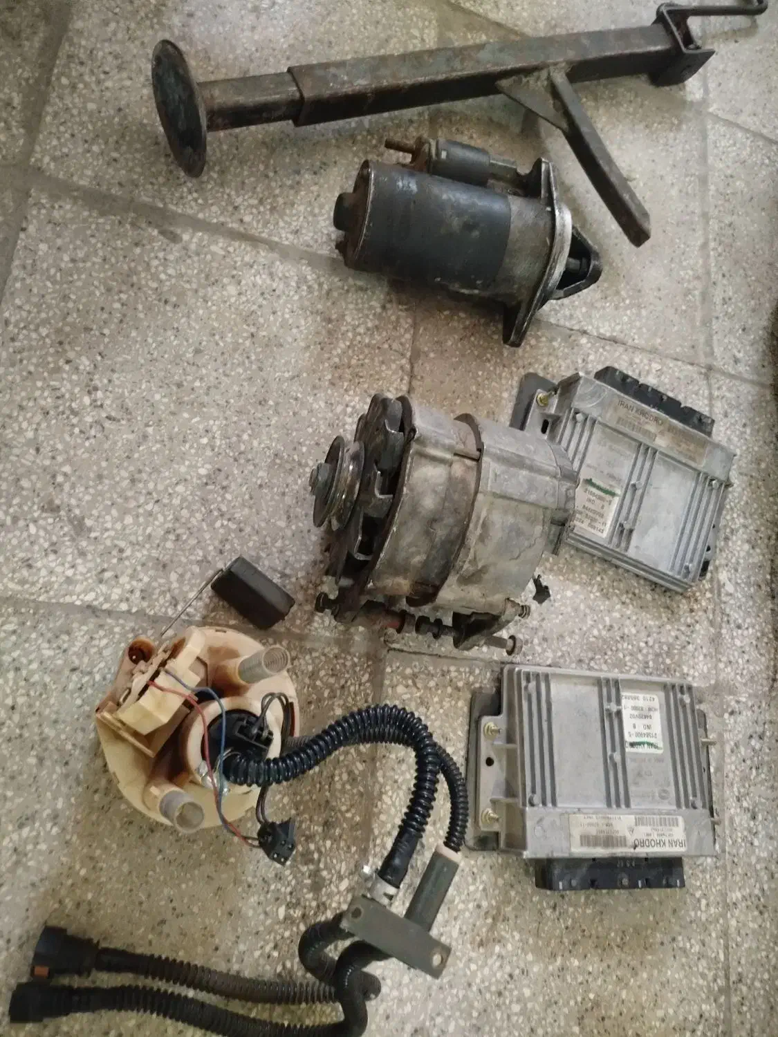 لاستیک گلدستان|قطعات یدکی و لوازم جانبی|بروجرد, |دیوار