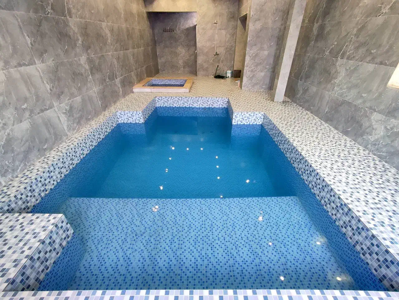 باغ ویلاشیک ونوسازبااستخرسرپوشیده|اجارهٔ کوتاهمدت ویلا و باغ|مشهد, اقبال|دیوار