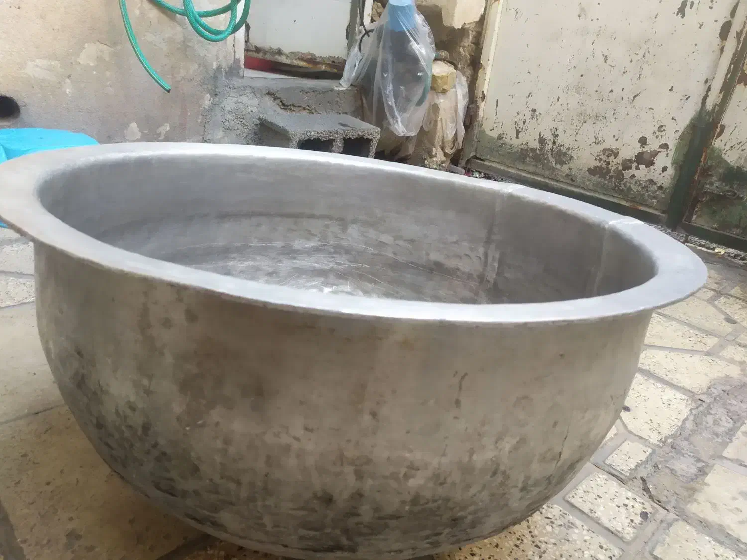 دیگ فروشی|ظروف پخت‌وپز|شیراز, قلعه شاهزاده بیگم|دیوار