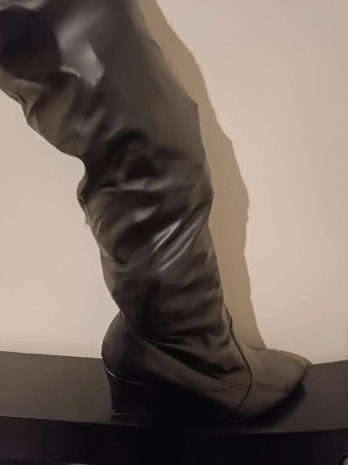 پوتین ساق دار|کیف، کفش، کمربند|ری, شهید غیوری (ابن باویه)|دیوار