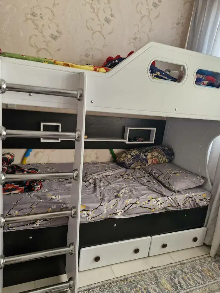 تخت دو طبقه.|تخت و سرویس خواب|اسلام‌شهر, شهرک واوان|دیوار