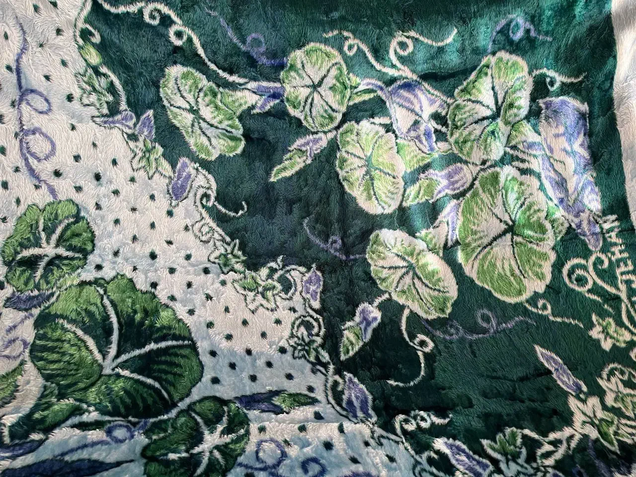 پتوی پلنگی و گل نیلوفری|رختخواب، بالش، پتو|تبریز, |دیوار