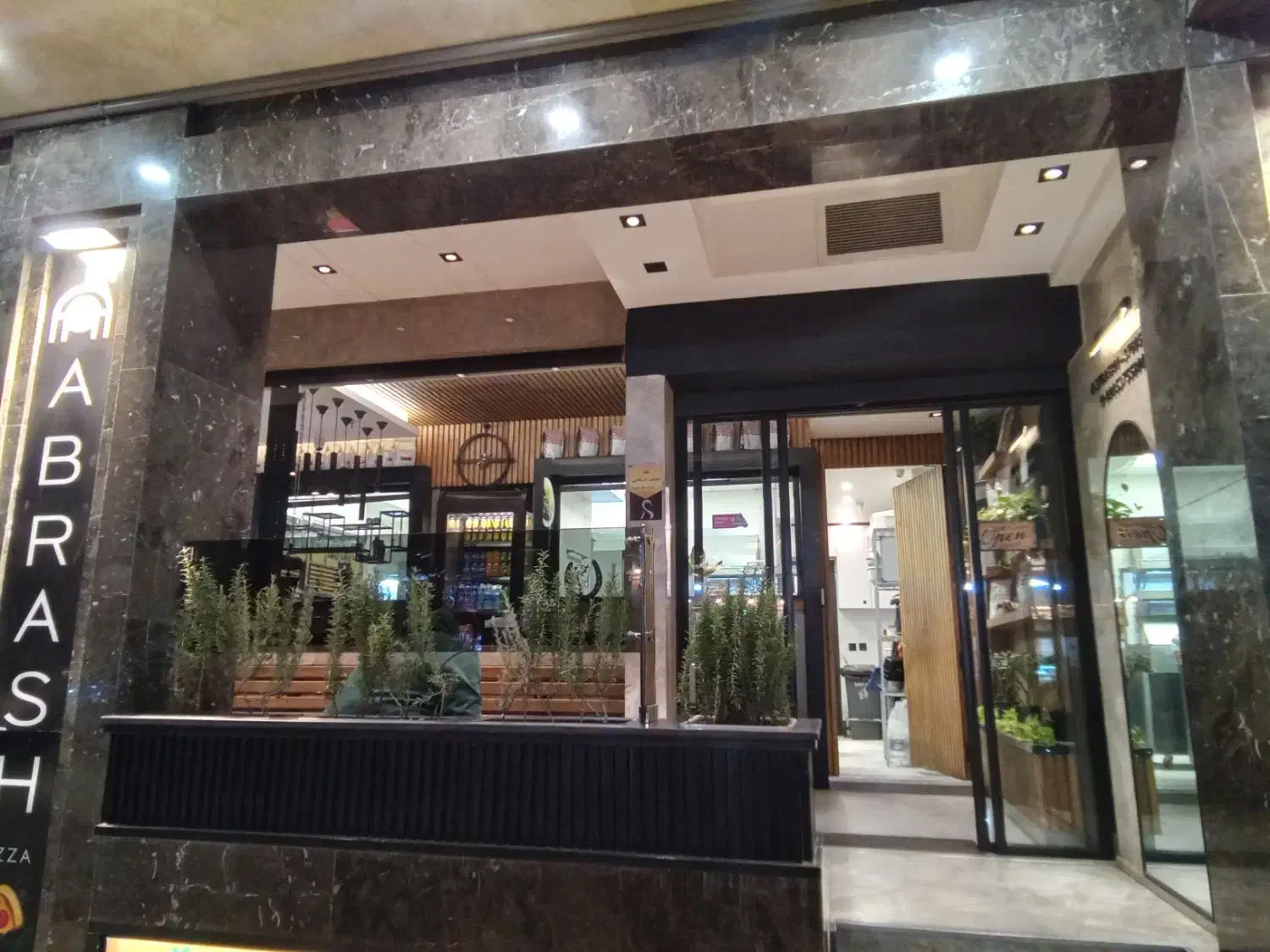 استخدام‌ باریستا و کمک آشپز|استخدام خدمات فروشگاه و رستوران|مشهد, فردوسی|دیوار