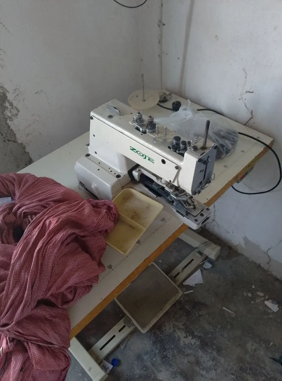 چرخ خیاطی هم وسیله داد میشود|چرخ خیاطی و ریسندگی|پلان, |دیوار